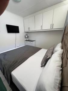 Ένα ή περισσότερα κρεβάτια σε δωμάτιο στο Zolas guest house +3 φωτογραφίες