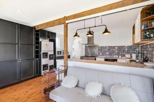 un soggiorno con divano bianco in cucina di Goulburn Stay with Garden Views & Comfort a Goulburn