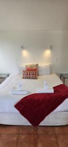 Waiheke IslandSerene One Bedroom Seaview Chalet的一张白色的大床，上面有两条毛巾 更多11张照片