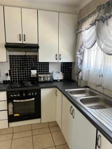 Η κουζίνα ή μικρή κουζίνα στο Zolas guest house