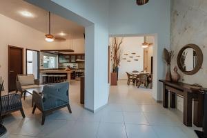 a kitchen and living room with a table and chairs at Espectacular casa en Progreso con alberca in Progreso