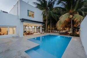 a swimming pool in the backyard of a house at Espectacular casa en Progreso con alberca in Progreso