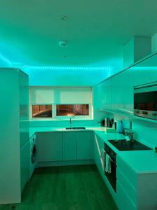 Køkken eller tekøkken på Birmingham 2-Bedroom Garden Stay Perfect for Couples,Workers & Families