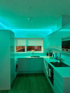 Køkken eller tekøkken på Birmingham 2-Bedroom Garden Stay Perfect for Couples,Workers & Families + 18 billeder