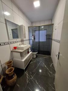 Ένα μπάνιο στο Apartamento completo