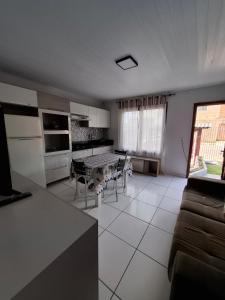 Η κουζίνα ή μικρή κουζίνα στο Apartamento completo