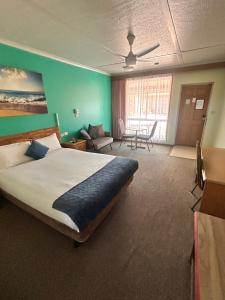Ένα ή περισσότερα κρεβάτια σε δωμάτιο στο Acacia Rose Motor Inn +38 φωτογραφίες