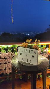 Nespecifikovaný výhled na hory nebo výhled na hory při pohledu z kempu