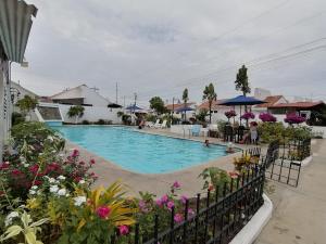 萨利纳斯Villa cerca al malecón de Salinas para 10 personas的一个大型游泳池周围的人