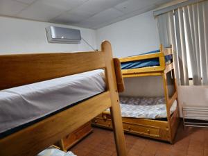 萨利纳斯Villa cerca al malecón de Salinas para 10 personas的一间带窗户的小房间里有两张双层床 更多38张照片