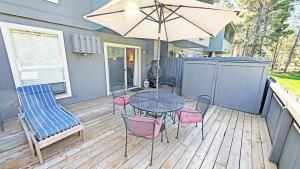 En terrasse eller udendørsområde på Abbot House Condo 4 with SHARC Passes