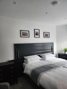 斯塔利桥Posyrooms Apartment的卧室里有两张并排的床