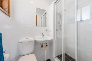 ein Badezimmer mit Toilette, Waschbecken und Dusche in der Unterkunft The Beachfront in Lake Cathie + 17 Fotos