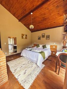 蒙特韦尔迪All Green Residence的带一张大床和木质天花板的卧室