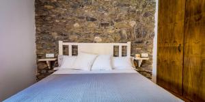 A bed or beds in a room at Apartaments Cal Xic
