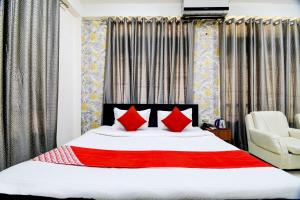 Un pat sau paturi într-o cameră la Hotel O The Dove Villa