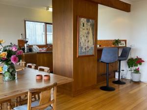 een eetkamer met een tafel en een stoel bij Lorne Beach House in Lorne +19 foto's