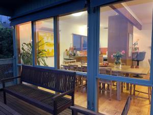een afgeschermde veranda met een bank en een tafel bij Lorne Beach House in Lorne
