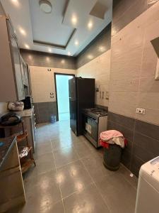 Kuchyň nebo kuchyňský kout v ubytování شقة للإيجار اليومي مفروشه سوبر لوكس -الغشام -الشرقيه