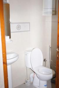 阿加迪尔Surf Away Morocco的带马桶和水槽的浴室