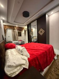 Postel nebo postele na pokoji v ubytování شقة للإيجار اليومي مفروشه سوبر لوكس -الغشام -الشرقيه