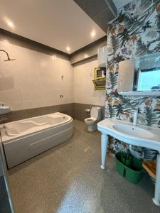 Postel nebo postele na pokoji v ubytování شقة للإيجار اليومي مفروشه سوبر لوكس -الغشام -الشرقيه + 2 fotografie