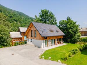 穆劳附近圣洛伦岑Mountain Chalet Luxx的山间房子,有车道