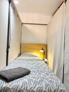 Postel nebo postele na pokoji v ubytování Хостел с кабинками в центре CABIN HOSTEL city center