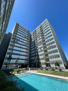 dos edificios altos con una piscina frente a ellos en Departamento rancagua centro nuevo, en Rancagua