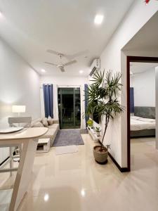 科伦坡Colombo Skyline Luxury Apartments at Tri-Zen - Pool and Amazing City Views的客厅里有一张沙发和一张桌子。 更多260张照片