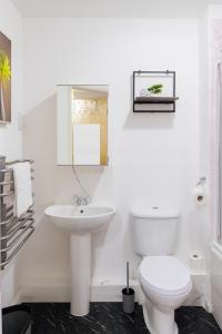 Koupelna v ubytování Landvue Stays Modern 2 Bed 2 Bath Apartment with free parking!