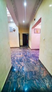 un corridoio vuoto con pavimento in marmo in un edificio di Sunabi Hotels and Apartments ad Abuja