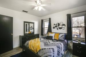 Voodi või voodid majutusasutuse Time Machine Games Galore in Lubbock Home By TTU! toas