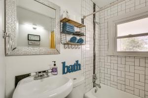 Vannituba majutusasutuses Time Machine Games Galore in Lubbock Home By TTU! +18 fotot