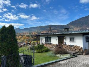 Nespecifikovaný výhled na hory nebo výhled na hory při pohledu z prázdninového domu