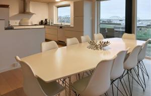 Kuchyň nebo kuchyňský kout v ubytování Awesome Home In Thisted With House Sea View