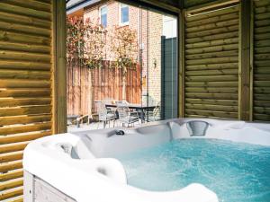 MontenakenPeaceful holiday home near Hannut的带浴缸的客房内配有桌子