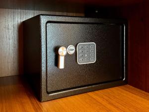 een kleine televisie met afstandsbediening op een tafel bij Apartament Kochanowskiego Łódź in Łódź