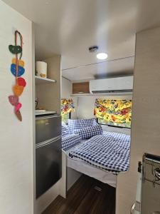 Postel nebo postele na pokoji v ubytování Trailer em Caconde - Glamping, Piscina e Natureza + 37 fotografií