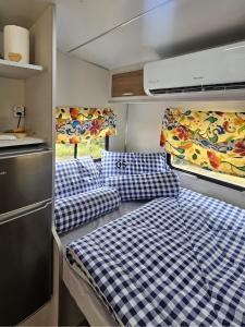 Postel nebo postele na pokoji v ubytování Trailer em Caconde - Glamping, Piscina e Natureza