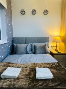 Postel nebo postele na pokoji v ubytování Landvue Stays Modern 2 Bed 2 Bath Apartment with free parking!