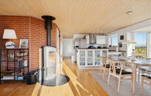 eine Küche und ein Esszimmer mit einer Ziegelwand in der Unterkunft Amazing Home In Ringkøbing With Sauna in Nørby
