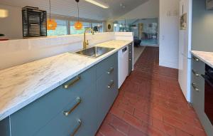 Kuchyň nebo kuchyňský kout v ubytování Pet Friendly Home In Hvide Sande