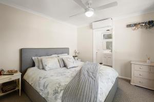 ein weißes Schlafzimmer mit einem Bett und einem Fenster in der Unterkunft Gafia in Bonnie Doon