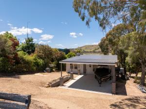 ein kleines weißes Haus mit einem Dach in der Unterkunft Gafia in Bonnie Doon