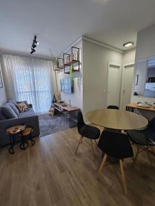 Un lugar para sentarse en Apartamento 5km de Alphaville com estacionamento