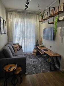 Una televisión o centro de entretenimiento en Apartamento 5km de Alphaville com estacionamento