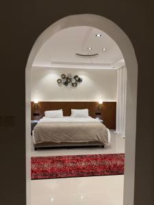 een slaapkamer met een groot bed en een rood tapijt bij شقة الفخامة in Al Madinah
