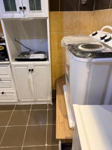 een keuken met een wasmachine bij شقة الفخامة in Al Madinah +5 foto's