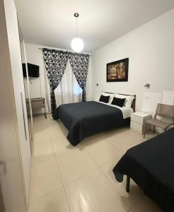 Lora's House 5Terre في لا سبيتسيا: غرفة نوم بسرير ونافذة واريكة